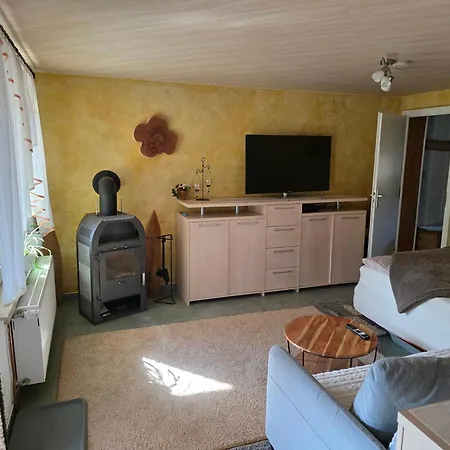Kleiner Mit Kamin In Ruhiger Lage